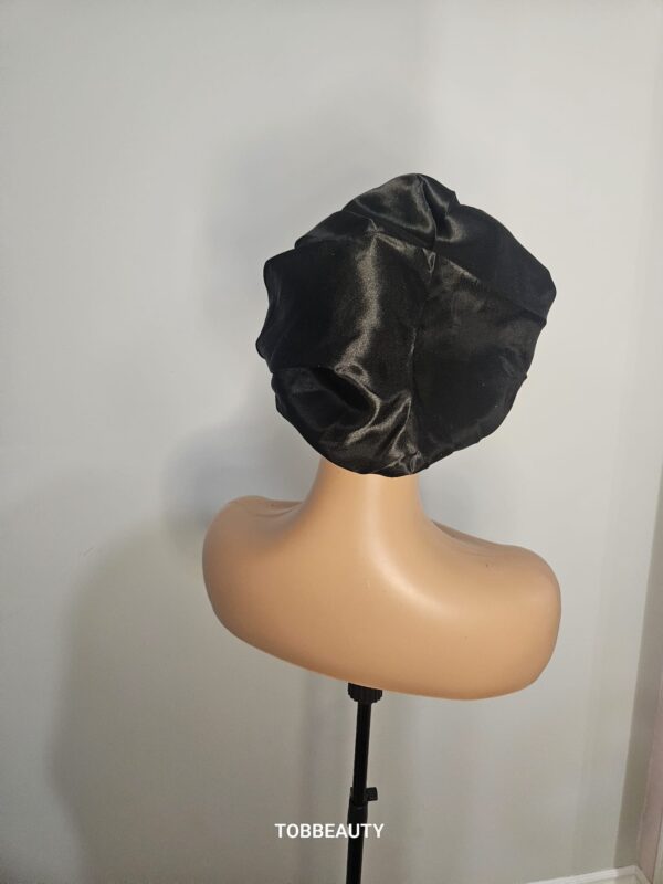 Bonnet en satin – Image 3